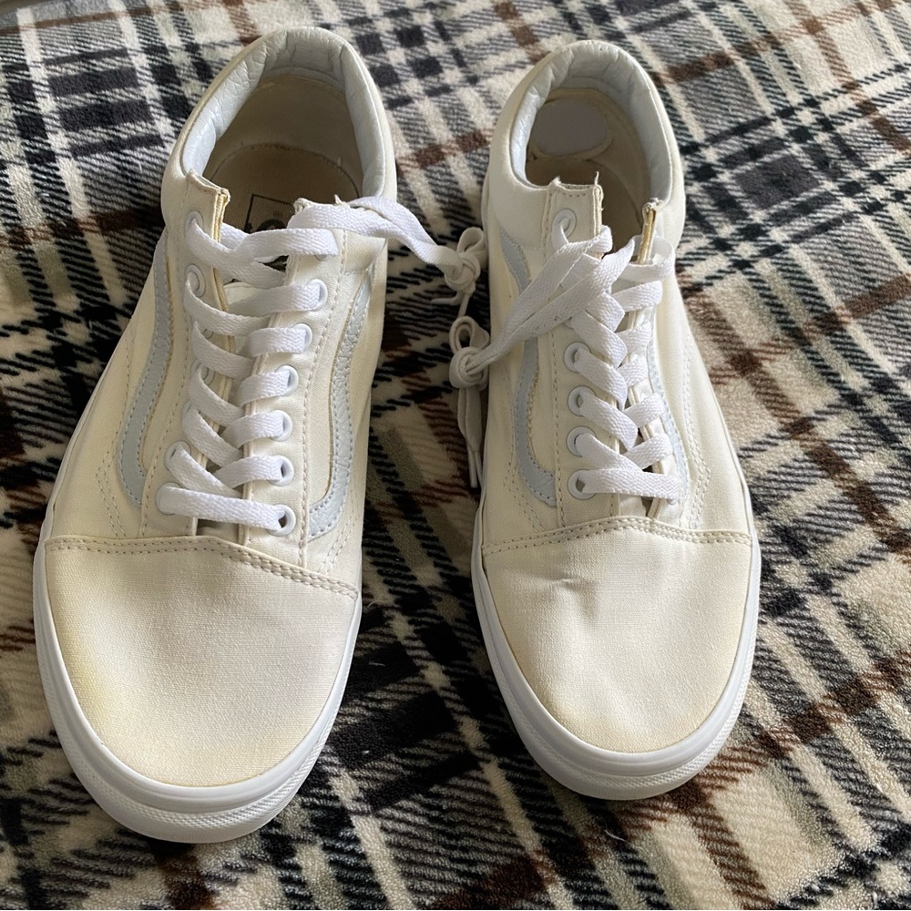 Vans old school low. White/cream/off white suede and canvas